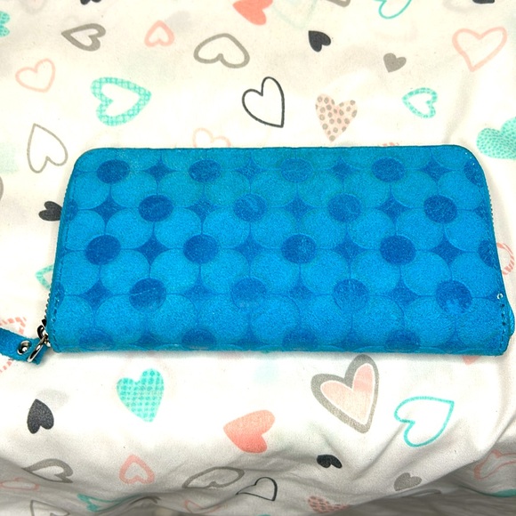 VERA PELLE aqua blue floral design zip around wallet. Holds up to 8 cards. - Picture 9 of 9